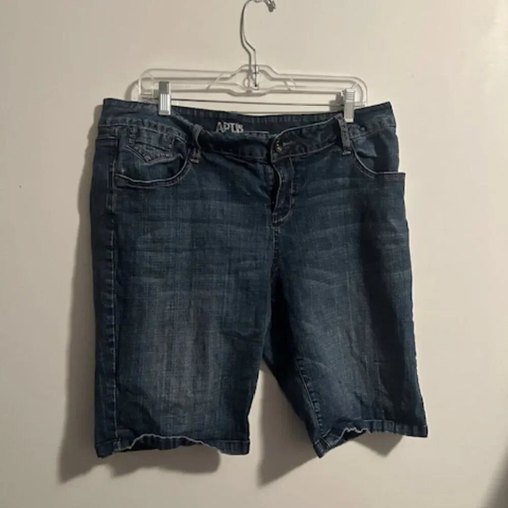 Apt. 9 Denim 5 pocket distressed Bermuda shorts, size 16